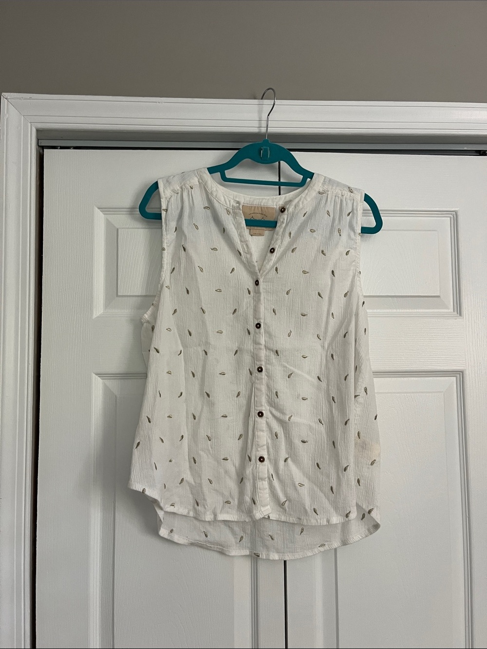 Sleeveless Button-Front Blouse in White with Olive Leaf Print
